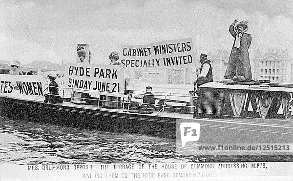 General Mrs. Drummond in einem Boot gegenüber der Terrasse des Unterhauses  1908. Künstler: Unbekannt