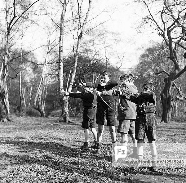 Jungen schießen mit Pfeil und Bogen in Hampstead  London  um 1950. Künstler: Henry Grant