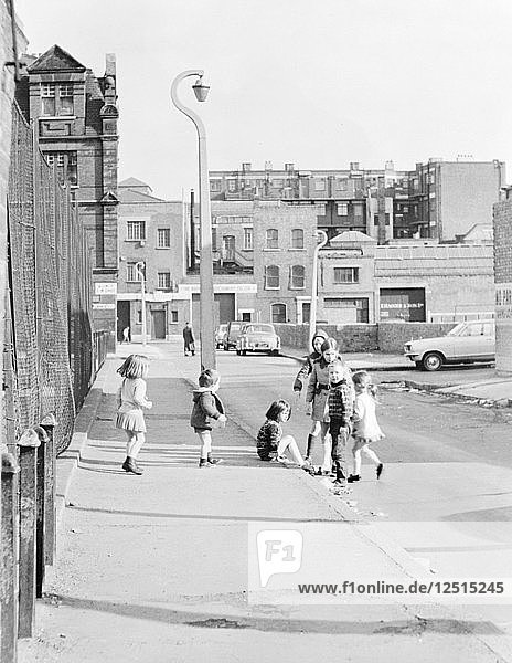 Spielende Kinder in der Hopetown Street  London. Künstler: Willson