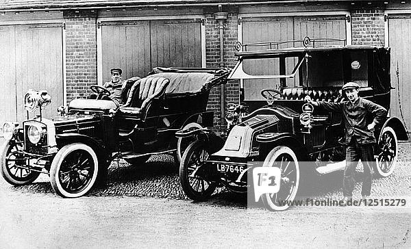 Chauffeure mit einem Daimler und einem Renault von 1906  um 1906. Künstler: Unbekannt