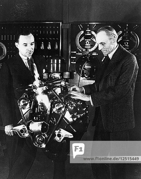 Henry und Edsel Ford mit einem Ford V8-Motor  (ca. 1940er Jahre). Künstler: Unbekannt