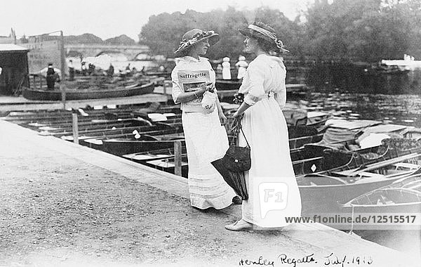 Zwei Suffragetten bei der Henley-Regatta  Henley-on-Thames  Oxfordshire  Juni 1913. Künstler: Unbekannt