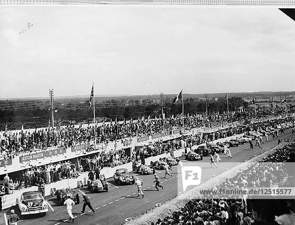 Start des Rennens von Le Mans  Frankreich  1950. Künstler: Unbekannt