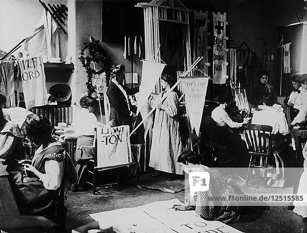 Suffragetten bei der Herstellung von Spruchbändern für den Umzug zum Hyde Park am 23. Juli 1910. Künstler: Unbekannt
