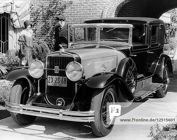 1930 Cadillac V8 Formal Town Car  (um 1930?). Künstler: Unbekannt