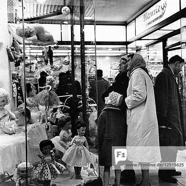 Schaufensterbummel in London  um 1960. Künstler: Unbekannt