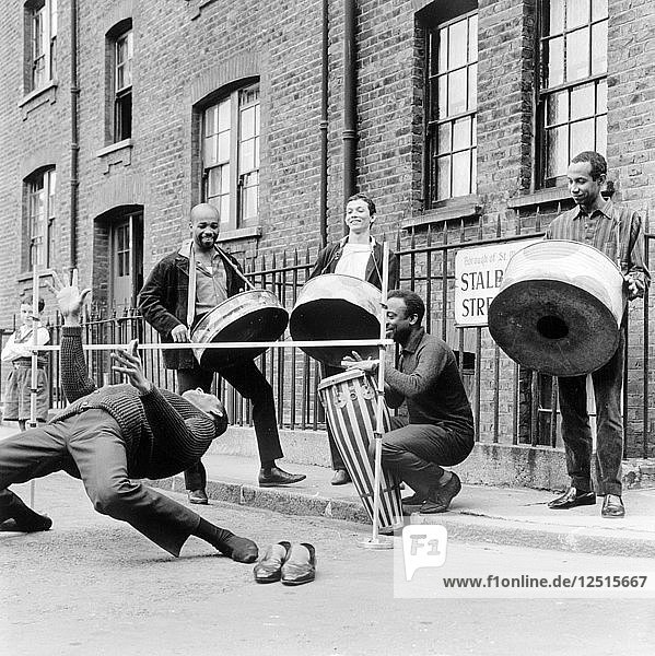 Die Irwin Clement Caribbean Steel Band  möglicherweise in der Stalbridge Street  Marylebone  London  1963. Künstler: Henry Grant