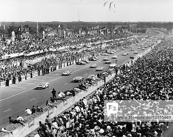 Start des 24-Stunden-Rennens von Le Mans  Frankreich  1965. Künstler: Unbekannt
