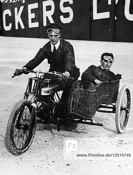 Tudor und Thompson auf einem Motorrad mit Beiwagen. Künstler: Unbekannt