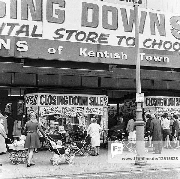 Einkäufer bei einem Ausverkauf in einem Geschäft in Kentish Town  London  um 1970. Künstler: Henry Grant