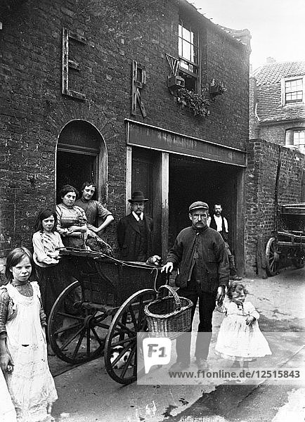 Katzenfleischmann in einer Straße im East End  London  ca. 1901-c1902. Künstler: John Galt