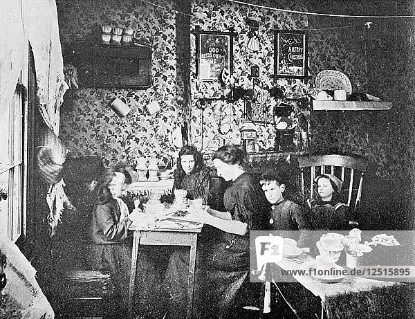 Borstenpflücker bei der Heimarbeit  London  um 1900. Künstler: Unbekannt