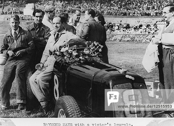 Raymond Mays mit einem Siegerlorbeer  1937. Künstler: Unbekannt