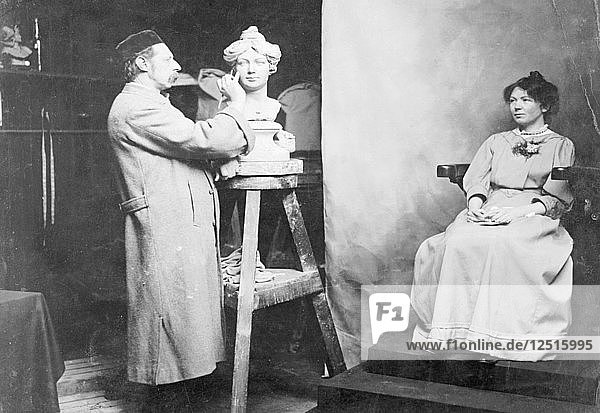 Christabel Pankhurst wird bei Madam Tussauds von Herrn Tussaud modelliert  um 1908. Künstler: Unbekannt