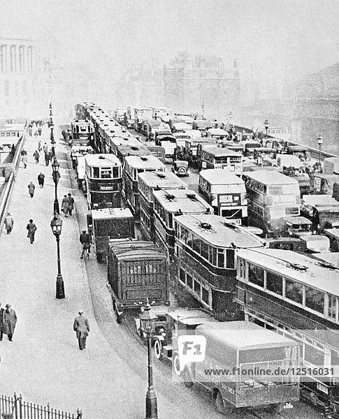 Verkehrsstau auf der Blackfriars Bridge  London  um 1935. Künstler: George Davison Reid
