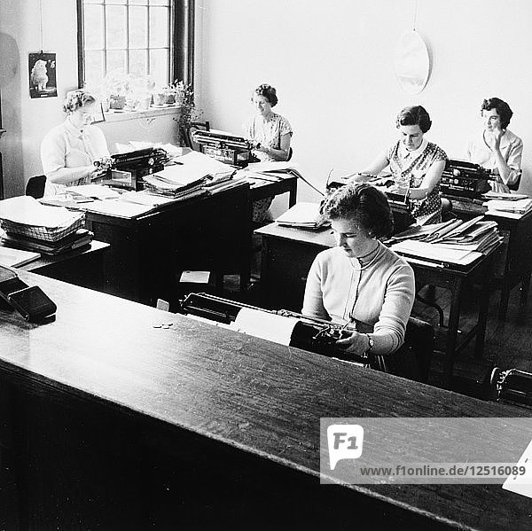 Stenotypistinnen in einem Londoner Büro  um 1950. Künstler: Henry Grant