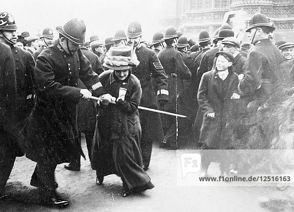 Eine Suffragette im Kampf mit einem Polizisten am Schwarzen Freitag  18. November 1910. Künstler: Unbekannt