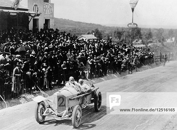 Christian Lautenschlager bei der Targa Florio  Sizilien  1922  beim Passieren der Tribünen. Künstler: Unbekannt