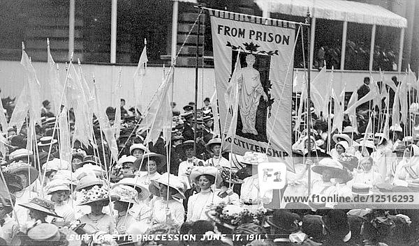Das Banner Vom Gefängnis zur Staatsbürgerschaft auf dem Krönungsumzug der Frauen  London  1911. Künstler: Unbekannt