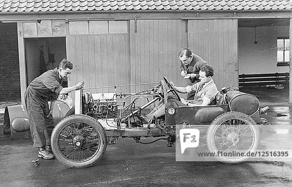 Amherst Villiers und ein Mechaniker bei der Überprüfung der Drehzahl eines Bugatti Cordon Rouge  um 1920. Künstler: Unbekannt