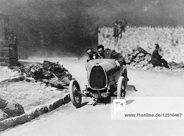 Louis Chiron am Steuer eines Bugatti bei der Bergrennstrecke von Castellane  Provence  Frankreich  1925. Künstler: Unbekannt