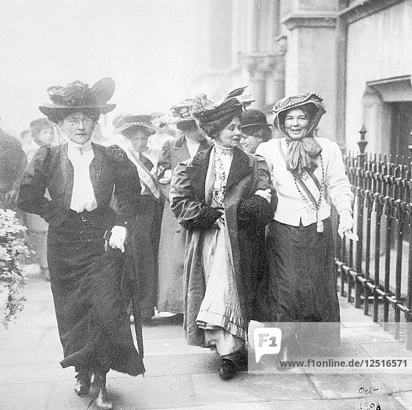 Emmeline und Christabel Pankhurst werden aus dem Holloway-Gefängnis entlassen  London  1908. Künstler: Unbekannt