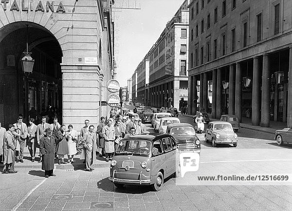 Fiat 600 Multipla an der Spitze einer Prozession von Fiats  Italien  (Ende der 1950er Jahre?). Künstler: Unbekannt