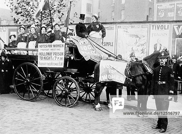 Ehemalige Gefangene der Frauenbewegung werben für eine Protestveranstaltung vor dem Holloway Gaol  1908. Künstler: Unbekannt