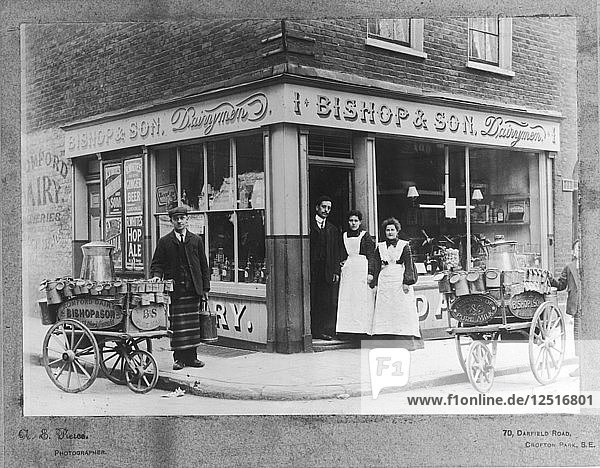 Menschen vor der Molkerei Bishop & Son  Blackfriars Road  City of London  (um 1900?). Künstler: Unbekannt