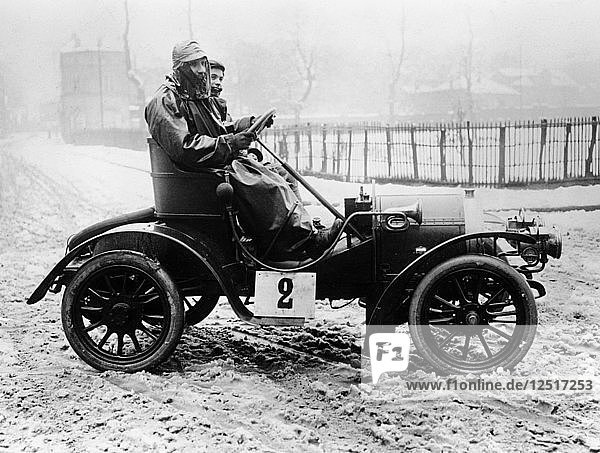 Ein Grégoire-Wagen mit Fahrer und Beifahrer  Concours des Voiturettes  1905. Künstler: Unbekannt