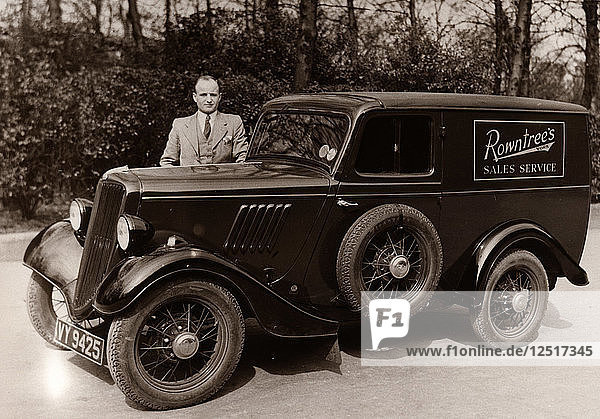 Ein Handelsvertreter von Rowntree?s neben seinem Auto  York  Yorkshire  1937. Künstler: Unbekannt