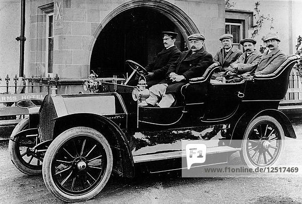 Chauffeur Charlie Keith am Steuer eines Humber  um 1907. Künstler: Unbekannt
