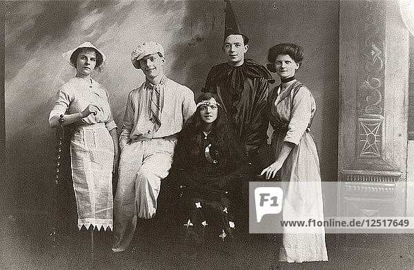 Fünf kostümierte Figuren  1913. Künstler: Unbekannt