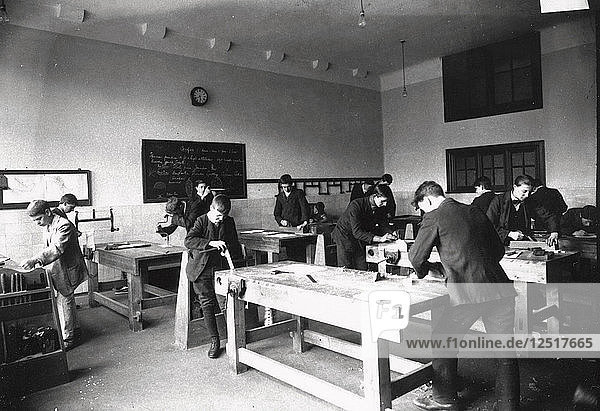 Holzarbeitsklasse für Jungen  Rowntree?s  York  Yorkshire  1920. Künstler: Unbekannt