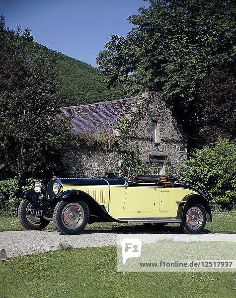 Ein Bugatti Typ 46 von 1934 vor einem Landhaus. Künstler: Unbekannt