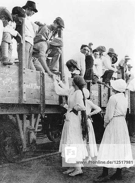 Mitglieder der jüdischen Legion verabschieden sich von ihren Familien  Erster Weltkrieg  1915-1918. Künstler: Unbekannt