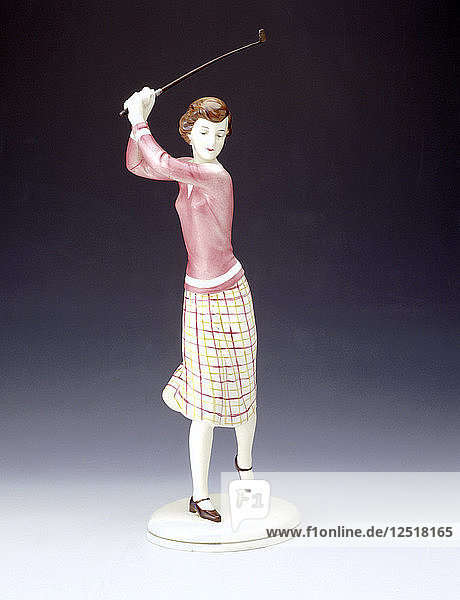 Keramische Figur einer Golferin  um 1920. Künstler: Unbekannt