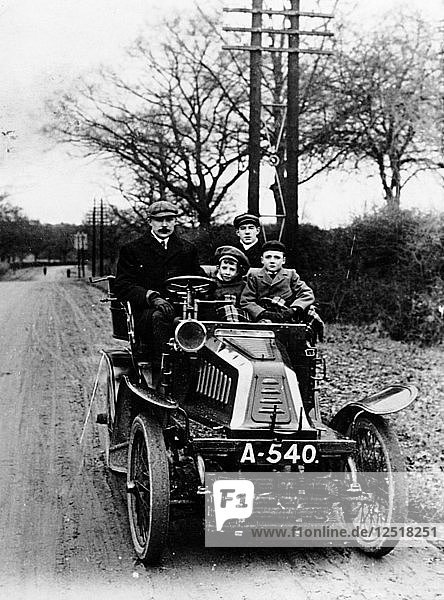 Ein Mann und ein Junge in einem De-Dion-Wagen  1908. Künstler: Unbekannt