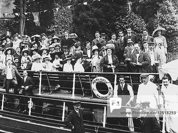 Ausflug der Mitarbeiter der Jewish Free School auf der Themse  um 1910. Künstler: Unbekannt