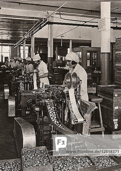 Frauen arbeiten an Foliermaschinen  Rowntree-Fabrik  York  Yorkshire  1933. Künstler: Unbekannt