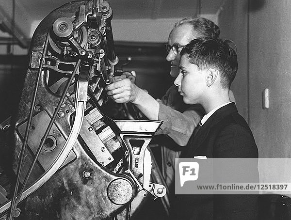 David Reiss inspiziert eine Linotype-Maschine bei der Jewish Chronicle  London  1960. Künstler: EH Emanuel