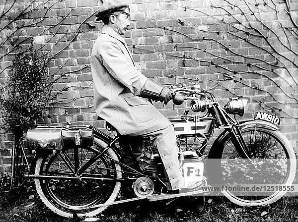 Mann auf einem Douglas 350cc-Motorrad von 1913  (um 1913?). Künstler: Unbekannt