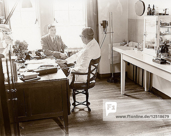 Ein Mann konsultiert einen Rowntree-Arzt in seiner Praxis  York  Yorkshire  1955. Künstler: Unbekannt