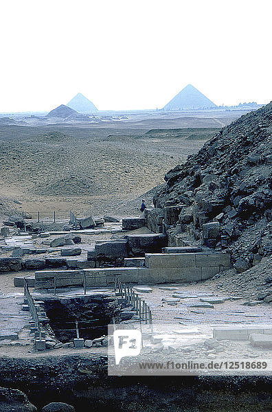 Blick nach Süden von der Stufenpyramide auf die Nekropole von Dashur  Saqqara  Ägypten. Künstler: Unbekannt