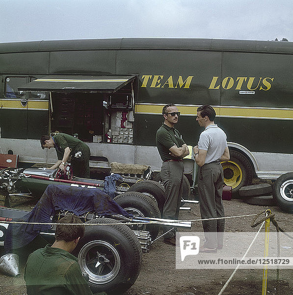 Chapman und Clark vor dem Lotus-Teambus  Großer Preis von Frankreich  Clermont-Ferrand  Frankreich  1965. Künstler: Unbekannt