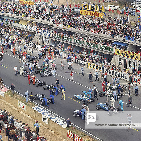 Autos in der Startaufstellung  Großer Preis von Frankreich  Le Mans  Frankreich  1967. Künstler: Unbekannt