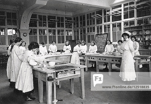 Hauswirtschaftsklasse der Mädchen  Rowntree?s Fabrik  York  Yorkshire  1913. Künstler: Unbekannt