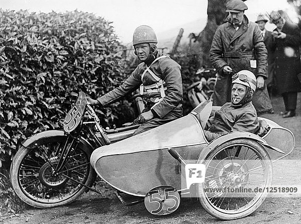 Freddie Dixon und Beifahrer Walter Denny  Isle of Man Sidecar TT Race  1923. Künstler: Unbekannt