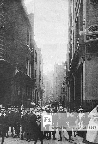 Sandys Row von der Artillery Row aus  East End  London  1912. Künstler: Unbekannt