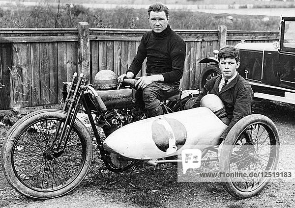 FW Dixon auf einer Harley-Davidson  mit einem Beifahrer im Beiwagen  1921. Künstler: Unbekannt